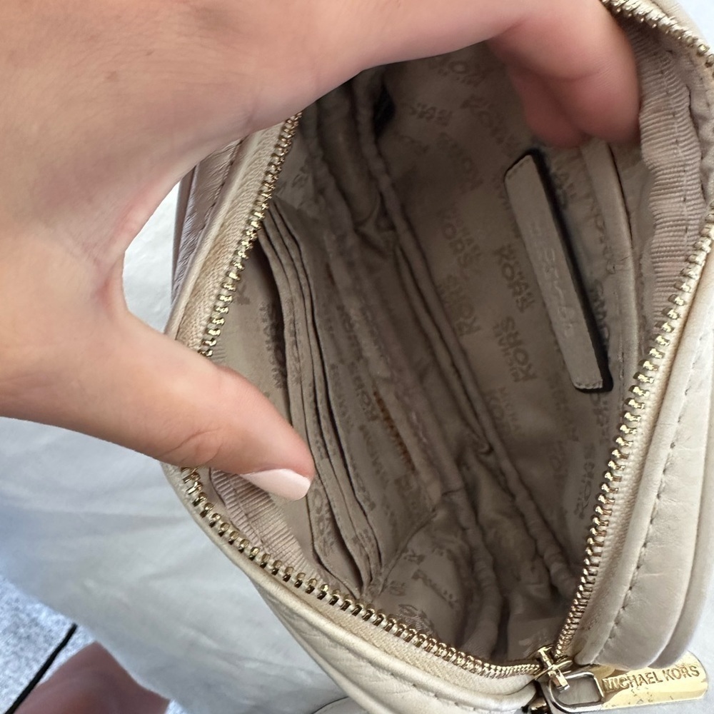 Michael Kors Leather Cross Bag - Picture 2 of 5